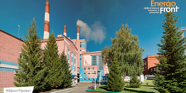 Красно-белые трубы ТЭЦ среди елей и газона, логотип Energo front и хештег ФронтПроект