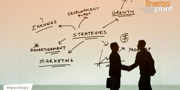 Силуэты двух бизнесменов жмут руки на фоне схемы Strategies с стрелками роста
