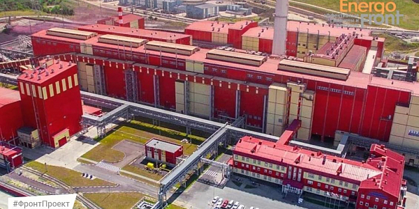 Аэровид красно-жёлтого промышленного комплекса с трубопроводными эстакадами и парковкой