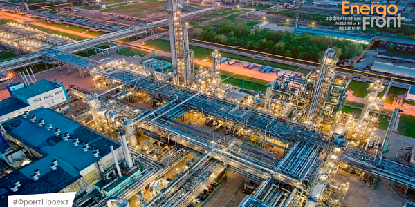 Ночной вид сверху на нефтехимический комплекс с трубами и колоннами, логотип Energo front