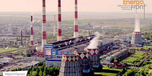 Панорама ТЭЦ с градирнями в клетку и тремя красно-белыми дымовыми трубами (Нижнекамская ТЭЦ)