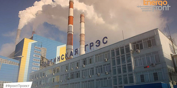 Здание с надписью Рефтинская ГРЭС и дымовые трубы с густым белым паром